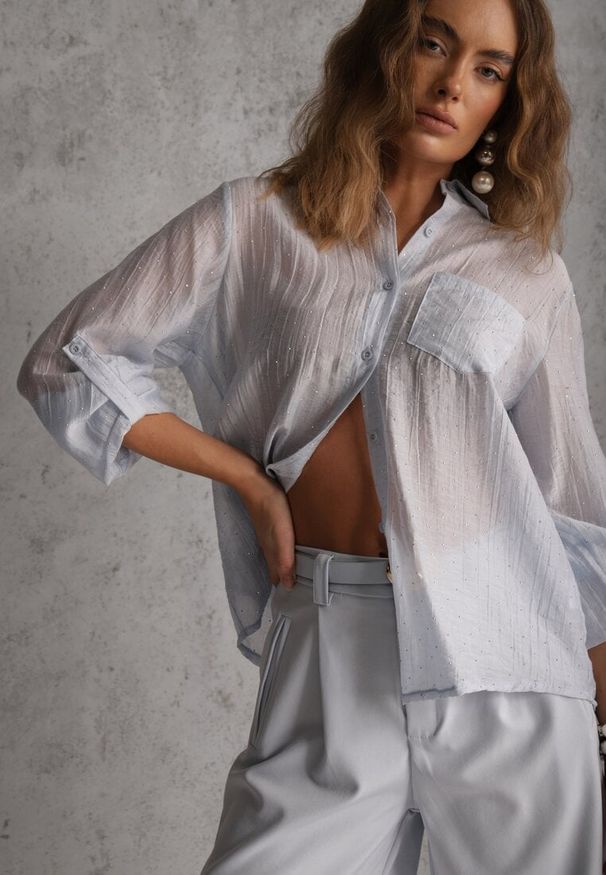 Renee - Niebieska Prześwitująca Koszula z Cyrkoniami Arialle. Okazja: na co dzień. Kolor: niebieski. Materiał: jeans. Styl: casual