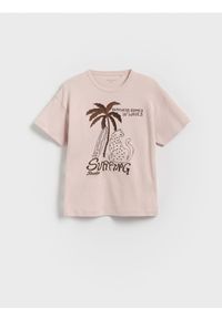 Reserved - T-shirt z haftem i cekinami - pastelowy róż. Kolor: różowy. Materiał: bawełna. Wzór: haft