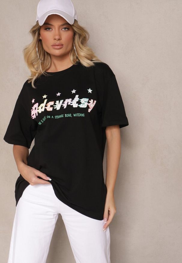 Renee - Czarny T-shirt Oversize Ozdobiony Napisem i Kolorowymi Gwiazdami Ilamora. Okazja: na co dzień. Kolor: czarny. Materiał: jeans. Wzór: napisy, aplikacja, kolorowy. Styl: wizytowy, elegancki, casual
