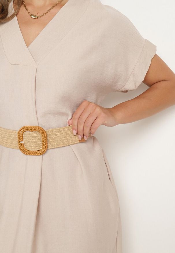 Born2be - Jasnobeżowa Wiskozowa Sukienka z Paskiem Ozdobionym Plecionką i Klamrą Mlevena. Typ kołnierza: dekolt w kształcie V. Kolekcja: plus size. Kolor: beżowy. Materiał: wiskoza. Długość rękawa: krótki rękaw. Wzór: aplikacja. Typ sukienki: dla puszystych. Styl: elegancki