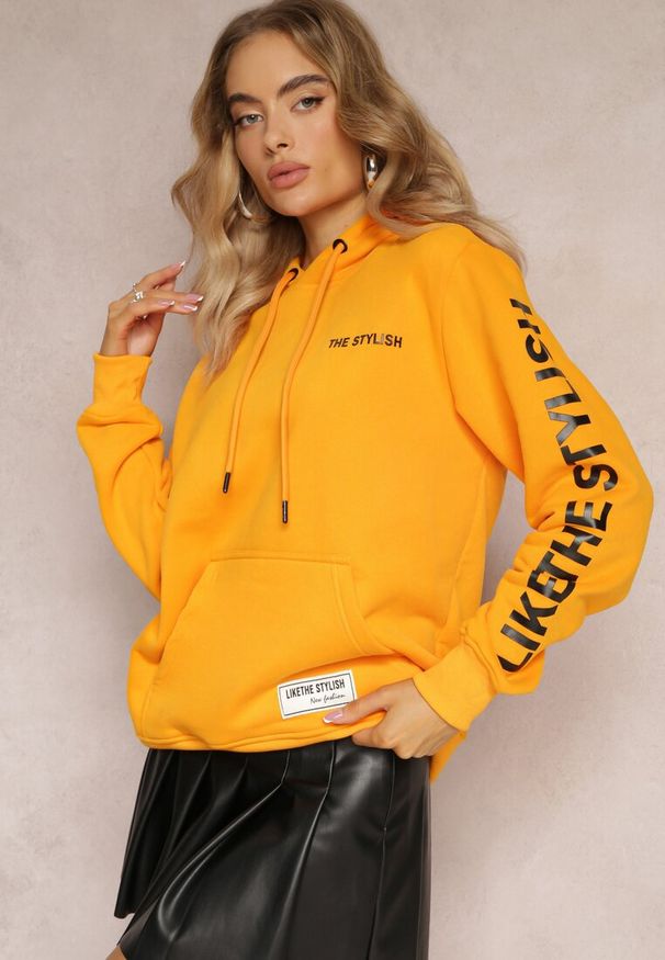Renee - Pomarańczowa Ocieplona Bluza Kangurka z Ozdobnym Napisem na Rękawie Ticomes. Typ kołnierza: kaptur. Kolor: pomarańczowy. Materiał: tkanina, polar, dzianina. Wzór: napisy. Styl: elegancki