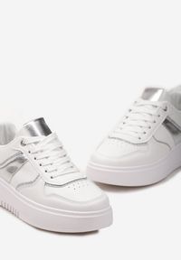 Born2be - Biało-Srebrne Sneakersy na Grubej Podeszwie z Brokatowymi Wstawkami Qmalthea. Nosek buta: okrągły. Zapięcie: sznurówki. Kolor: biały. Materiał: materiał. Obcas: na obcasie. Wysokość obcasa: niski #6