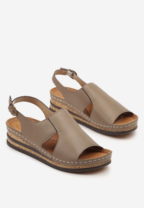 Born2be - Ciemnobeżowe Sandały Vices na Koturnie z Ozdobnymi Wycięciami Ovilere. Okazja: na co dzień. Kolor: beżowy. Materiał: jeans. Obcas: na koturnie. Styl: casual, klasyczny