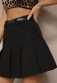 Renee - Czarne Plisowane Spódnico-Spodenki z Dodatkiem Wiskozy High Waist Ozdobione Paskiem Selivia. Stan: podwyższony. Kolor: czarny. Materiał: wiskoza. Wzór: aplikacja #4