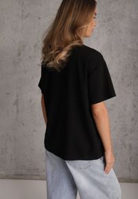 Renee - Czarny Oversizowy T-shirt z Bawełny Zdobiony Kwadratowymi Aplikacjami Evesilea. Okazja: na co dzień. Kolor: czarny. Materiał: bawełna. Wzór: aplikacja. Styl: casual #6