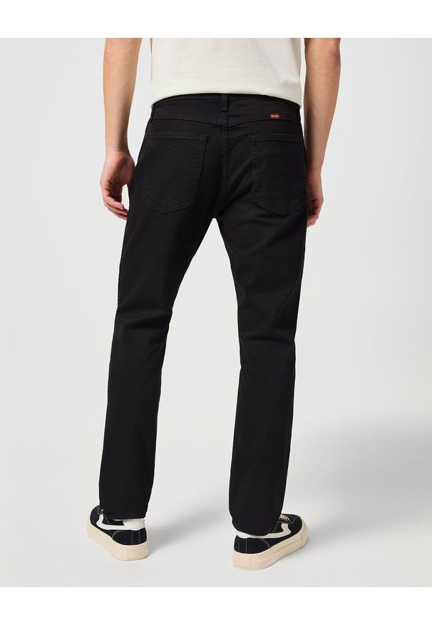 Wrangler - MĘSKIE SPODNIE JEANSOWE WRANGLER RUSTLER SLIM BLACK RINSE CZARNE W10ERD107 112342562. Okazja: na co dzień, do pracy, na spacer. Kolor: czarny. Długość: długie. Sezon: lato. Styl: klasyczny, elegancki, casual
