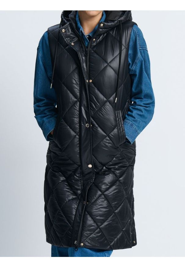 Sinsay - Długa pikowana kamizelka z kapturem - czarny. Typ kołnierza: kaptur. Kolor: czarny. Długość: długie