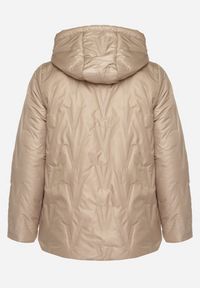 Born2be - Beżowa Pikowana Kurtka o Prostym Kroju z Kapturem ze Ściągaczami Falesaa. Okazja: na co dzień. Typ kołnierza: kaptur. Kolekcja: plus size. Kolor: beżowy. Materiał: jeans. Styl: casual, elegancki #7