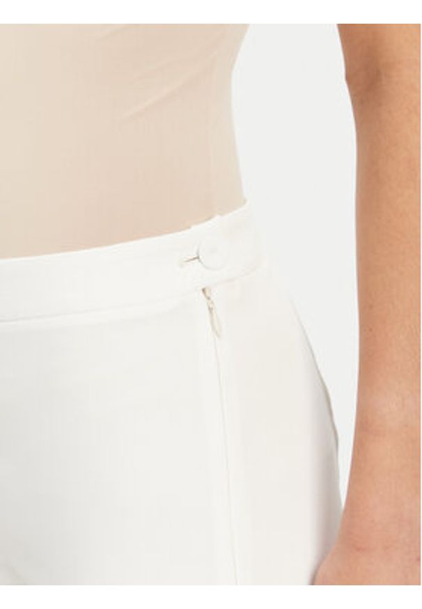 Patrizia Pepe Spodnie materiałowe 2P1683 A411 Biały Regular Fit. Kolor: biały. Materiał: syntetyk