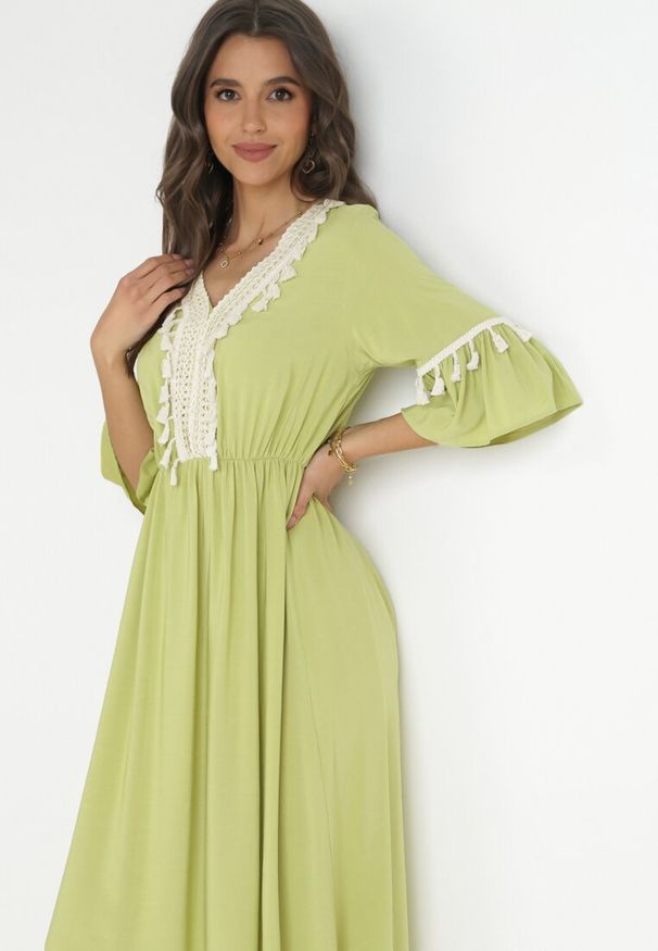 Born2be - Jasnozielona Wiskozowa Sukienka Maxi z Ozdobnym Dekoltem i Gumką w Pasie Latava. Okazja: na co dzień. Kolor: zielony. Materiał: wiskoza. Styl: casual. Długość: maxi