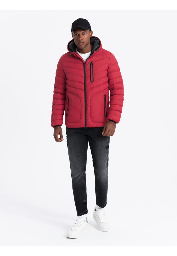 Ombre Clothing - Pikowana sportowa kurtka męska z kontrastowym zamkiem – czerwona V8. Okazja: na co dzień. Kolor: czerwony. Materiał: guma, poliester, materiał, syntetyk, nylon. Długość: długie. Wzór: aplikacja. Styl: sportowy