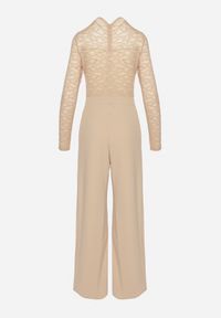 Born2be - Jasnobeżowy Koronkowy Kombinezon z Wiskozą z Szerokimi Nogawkami Ninarena. Okazja: na co dzień. Kolor: beżowy. Materiał: wiskoza, koronka. Długość rękawa: długi rękaw. Długość: długie. Styl: casual, elegancki #7