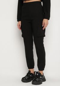 Born2be - Czarny Komplet Dresowy w Stylu Cargo Bluza na Suwak i Joggery Sitene. Kolor: czarny. Materiał: dresówka. Sport: turystyka piesza #4