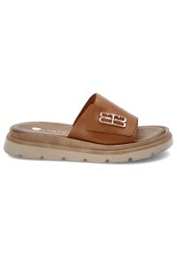 Brązowe Klapki Armodo Stylowe Obuwie Damskie Ze Skóry Naturalnej. Okazja: na co dzień. Kolor: brązowy. Materiał: skóra. Sezon: lato. Styl: elegancki #7