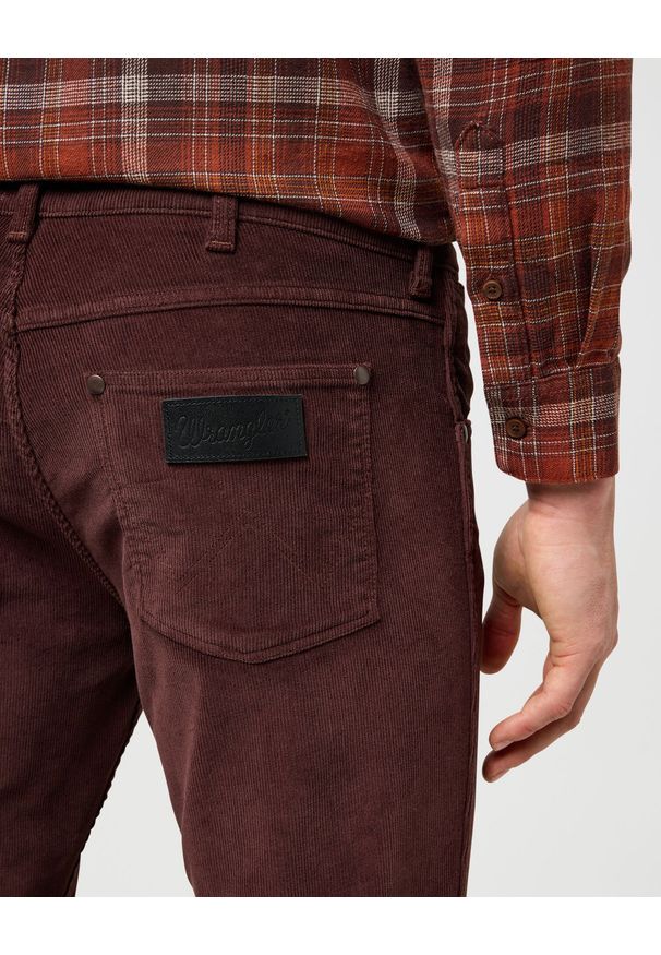 Wrangler - MESKIE SPODNIE SZTRUKSOWE WRANGLER GREENSBORO MAHOGANY 112370724. Materiał: sztruks