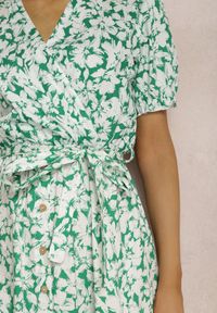 Renee - Zielona Sukienka z Bawełny Andrilla. Kolor: zielony. Materiał: bawełna. Długość rękawa: krótki rękaw. Wzór: kwiaty. Typ sukienki: kopertowe. Długość: midi #5