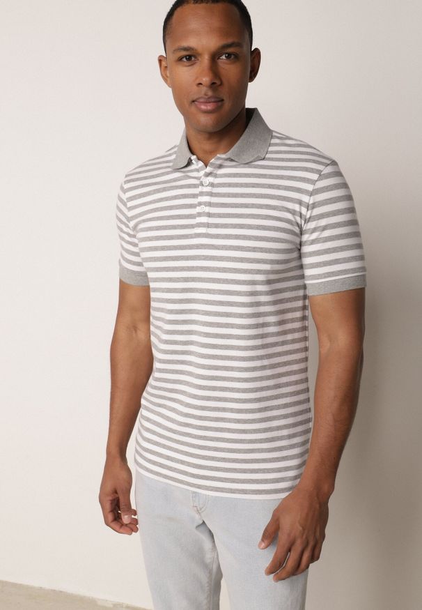 Born2be - Szara Bawełniana Koszulka Polo w Paski w Stylu Casual Elunilla. Okazja: na co dzień. Typ kołnierza: polo. Kolor: szary. Materiał: bawełna. Wzór: paski. Styl: casual