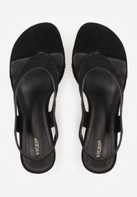 Renee - Czarne Sandały VICES Japonki na Obcasie Kaczuszka Nesadella. Kolor: czarny. Obcas: na obcasie. Styl: wakacyjny. Wysokość obcasa: średni #7