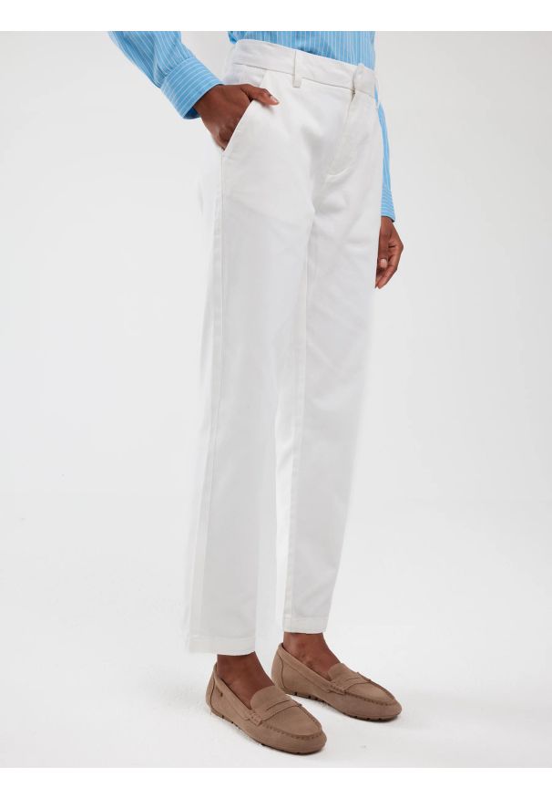 Big-Star - Spodnie damskie chinosy białe Danasi 101. Okazja: do pracy, na co dzień, na spotkanie biznesowe. Stan: podwyższony. Kolor: biały. Materiał: tkanina. Styl: elegancki, biznesowy, casual