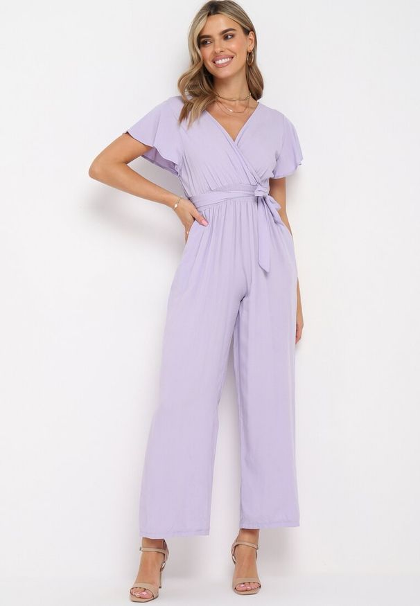 Born2be - Fioletowy Kombinezon z Wiskozy Cephinous. Okazja: na co dzień. Kolor: fioletowy. Materiał: wiskoza. Długość rękawa: krótki rękaw. Długość: krótkie. Wzór: jednolity. Sezon: lato. Styl: casual