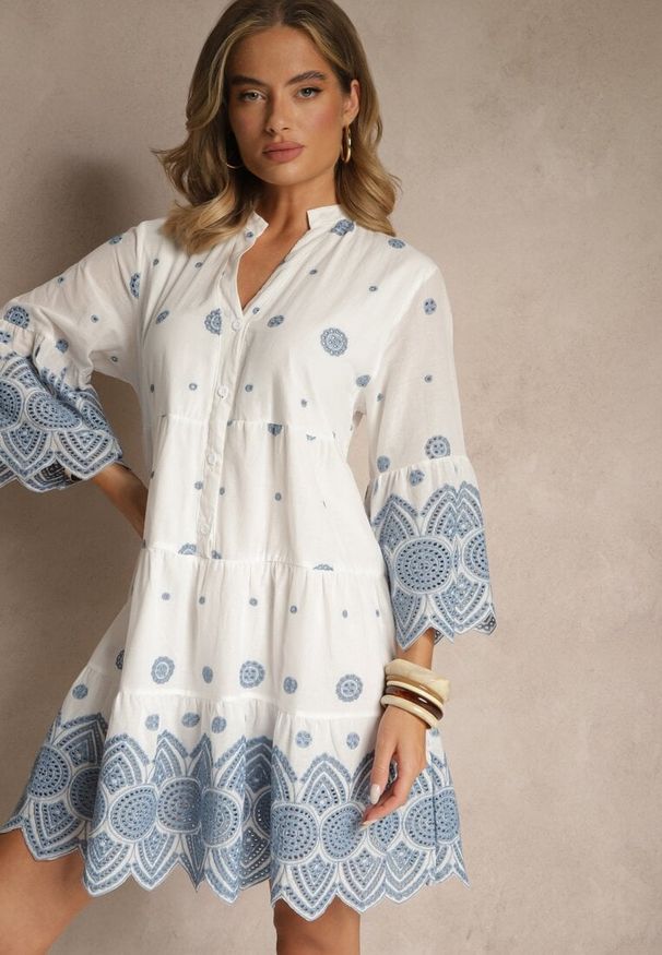 Renee - Biała Pudełkowa Sukienka z Bawełny Ozdobiona Ornamentnym Wzorem Rallanea. Okazja: na co dzień. Kolor: biały. Materiał: bawełna. Wzór: aplikacja. Sezon: wiosna, lato. Typ sukienki: proste. Styl: klasyczny, casual