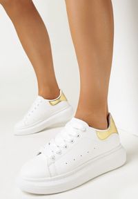 Born2be - Biało-Złote Sneakersy Doroki. Okazja: na co dzień. Wysokość cholewki: przed kostkę. Nosek buta: okrągły. Kolor: biały. Materiał: materiał. Szerokość cholewki: normalna #2