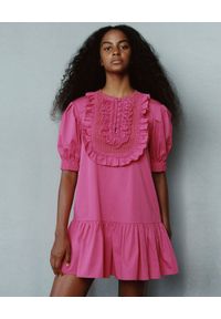 SELF PORTRAIT - Różowa sukienka mini z falbanami. Typ kołnierza: z żabotem. Kolor: różowy, wielokolorowy, fioletowy. Materiał: bawełna, koronka. Wzór: aplikacja, koronka. Długość: mini #2