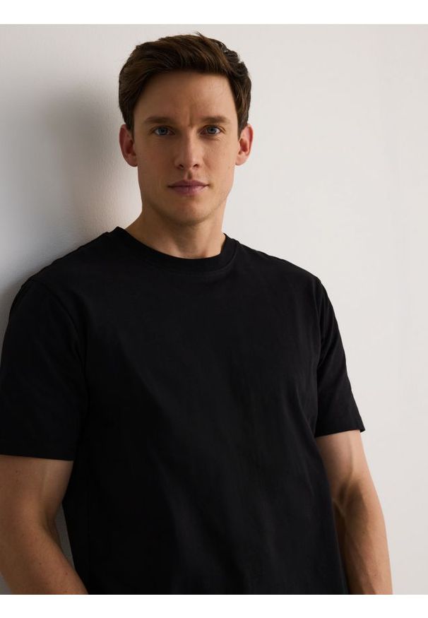 Reserved - Bawełniany t-shirt regular fit - czarny. Kolor: czarny. Materiał: bawełna