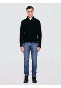 Big-Star - Sweter męski ze stójką czarny Neroni 906. Okazja: na co dzień. Typ kołnierza: kołnierzyk stójkowy. Kolor: czarny. Materiał: materiał, dzianina. Wzór: aplikacja, ze splotem. Styl: elegancki, casual