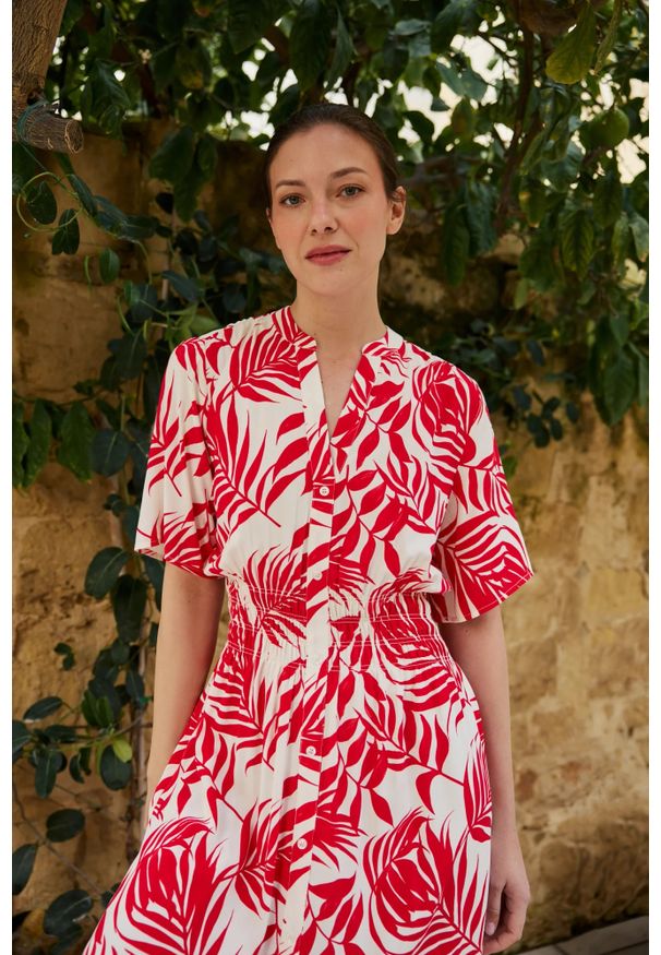 MOODO - Wiskozowa sukienka midi czerwona. Kolor: czerwony. Materiał: wiskoza. Długość: midi