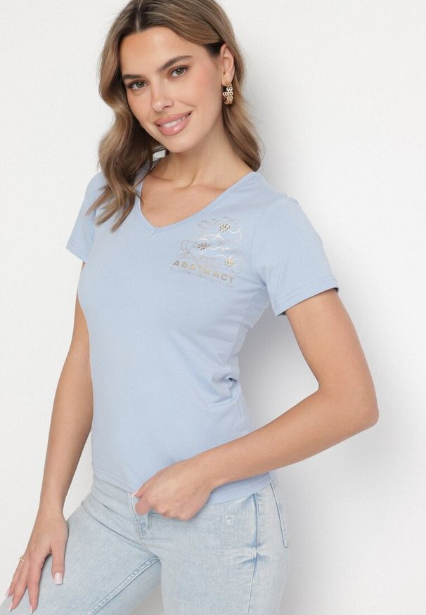 Born2be - Jasnoniebieski T-shirt Koszulka z Trójkątnym Dekoltem z Bawełny Ozdobiona Nadrukiem Elanoa. Okazja: na co dzień. Kolor: niebieski. Materiał: bawełna. Wzór: nadruk, aplikacja. Styl: elegancki, casual