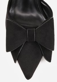 Renee - Czarne Szpilki z Imitacji Zamszu z Paskiem na Piętę i Ozdobną Kokardą Themigeia. Nosek buta: otwarty. Zapięcie: pasek. Kolor: czarny. Materiał: zamsz. Wzór: aplikacja. Sezon: lato. Obcas: na szpilce. Wysokość obcasa: średni #6