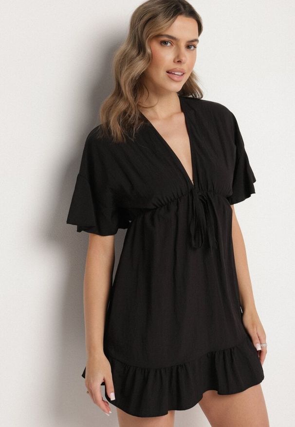 Born2be - Czarna Nietoperzowa Sukienka z Wiskozą o Rozkloszowanym Kroju z Falbanką Tullimi. Okazja: na co dzień. Typ kołnierza: dekolt w kształcie V. Kolor: czarny. Materiał: wiskoza. Styl: casual, elegancki