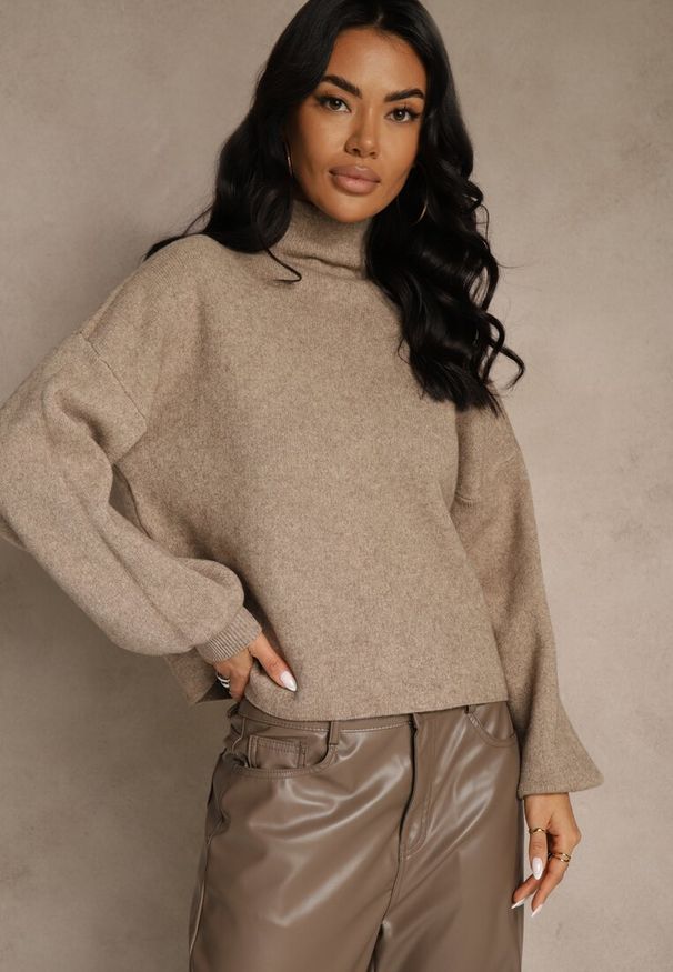 Renee - Beżowy Golf Ozdobiony Ściągaczami Wedena. Okazja: na co dzień. Typ kołnierza: golf. Kolor: beżowy. Materiał: skóra, jeans. Wzór: aplikacja. Styl: casual