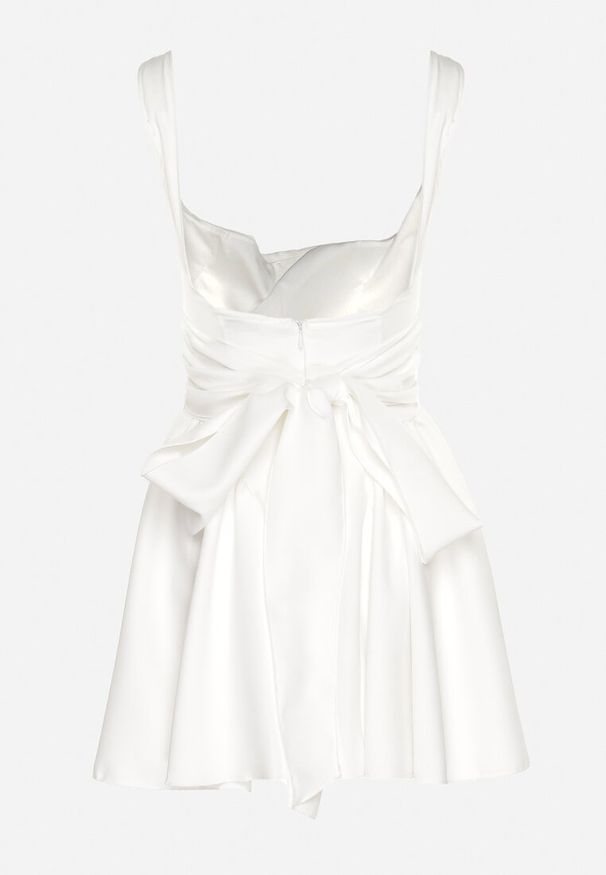 Born2be - Biała Rozkloszowana Sukienka na Ramiączkach z Kwadratowym Dekoltem Sastorea. Okazja: na imprezę, na spacer. Typ kołnierza: dekolt kwadratowy. Kolor: biały. Materiał: jeans. Długość rękawa: na ramiączkach. Wzór: aplikacja. Sezon: lato. Styl: wizytowy