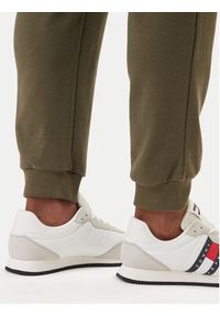TOMMY HILFIGER - Tommy Hilfiger Spodnie dresowe UM0UM03664 Khaki Regular Fit. Kolor: brązowy. Materiał: bawełna #3