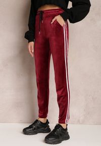 Renee - Bordowe Spodnie Dresowe Welurowe z Lampasami Zorra. Kolor: czerwony. Materiał: dresówka, welur #5