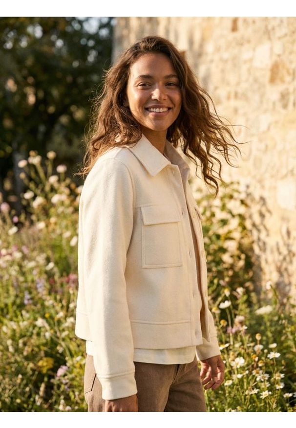 Sinsay - Kurtka koszulowa typu shacket z domieszką wiskozy - kremowy. Kolor: kremowy. Materiał: wiskoza