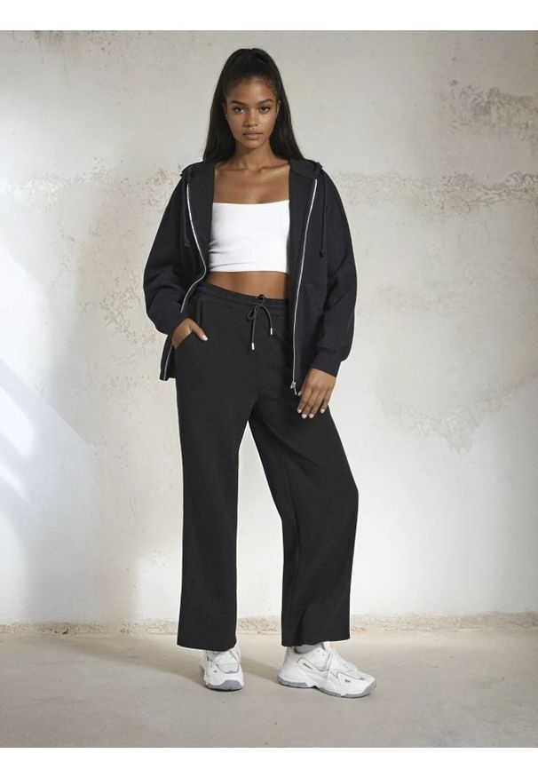 Sinsay - Prążkowany top na ramiączkach - biały. Kolor: biały. Materiał: prążkowany. Długość rękawa: na ramiączkach