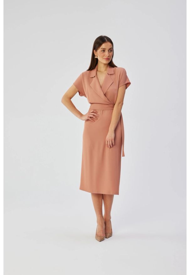 Stylove - Elegancka sukienka z kołnierzem różana. Okazja: na co dzień. Kolor: czarny, różowy, fioletowy. Materiał: tkanina, elastan, guma. Typ sukienki: ołówkowe, kopertowe, proste. Styl: elegancki. Długość: midi