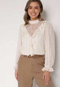 Born2be - Beżowa Bluzka Zdobiona Koronką Falbankami i Metaliczną Nicią Feralea. Okazja: na co dzień, na spotkanie biznesowe, do pracy. Typ kołnierza: kołnierz z falbankami. Kolor: beżowy. Materiał: koronka. Wzór: aplikacja, koronka. Styl: casual, biznesowy, elegancki #8