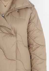 Born2be - Ciemnobeżowa Kurtka Pikowana Płaszcz Heosie. Kolor: beżowy. Sezon: zima, jesień #5