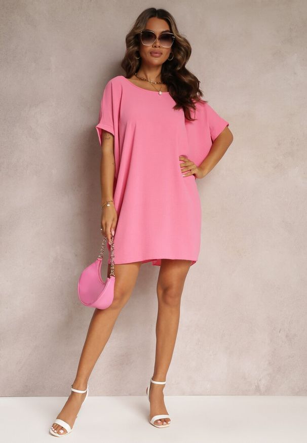 Renee - Różowa Sukienka Mini o Fasonie Nietoperza z Okrągłym Dekoltem Maglia. Kolor: różowy. Długość rękawa: krótki rękaw. Długość: mini