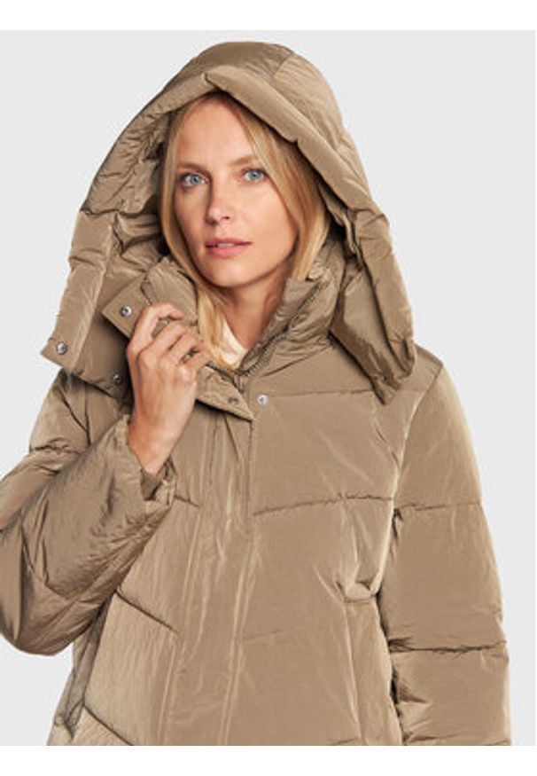 Calvin Klein Kurtka zimowa K20K204693 Beżowy Regular Fit. Kolor: beżowy. Materiał: syntetyk. Sezon: zima