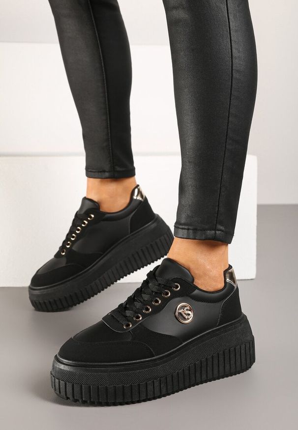 Renee - Czarne Sneakersy Vices na Platformie z Tłoczeniem Ozdobione Metaliczną Aplikacją Eriri. Okazja: do pracy. Kolor: czarny. Materiał: jeans. Wzór: aplikacja. Obcas: na platformie