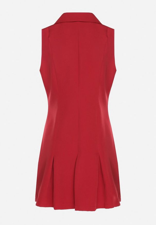 Born2be - Czerwona Koszulowa Sukienka z Ozdobnymi Guzikami Redellee. Okazja: na spacer, na co dzień. Typ kołnierza: kołnierzyk klasyczny. Kolor: czerwony. Typ sukienki: koszulowe. Styl: casual, klasyczny