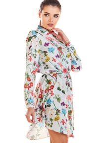 Sukienki.shop - Koszulowa sukienka w kwiaty szmizjerka z kołnierzykiem i paskiem ecru. Okazja: do pracy. Wzór: kwiaty. Sezon: wiosna. Typ sukienki: szmizjerki, koszulowe