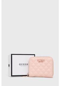 Guess portfel damski kolor różowy. Kolor: różowy. Materiał: materiał. Wzór: gładki