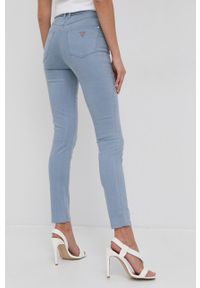 Guess Spodnie damskie dopasowane medium waist. Kolor: fioletowy. Materiał: tkanina #2