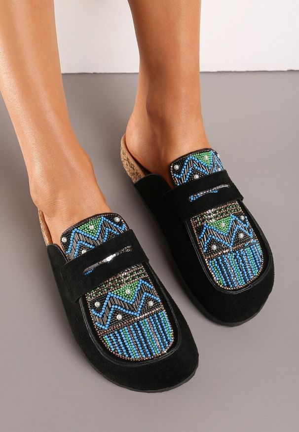 Born2be - Czarne Płaskie Klapki z Ekozamszu Zdobione Cyrkoniami i Koralikami Allina. Kolor: czarny. Materiał: len. Wzór: aplikacja. Sezon: lato. Styl: elegancki